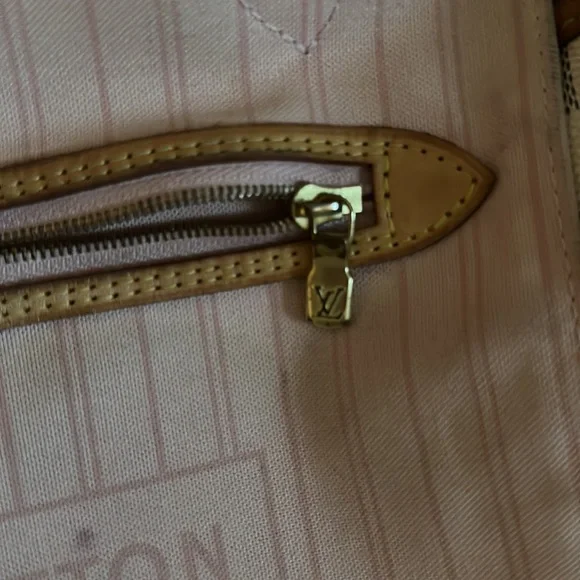 The Neverfull MM tote unites timeless design with heritage details. - Picture 15 of 17